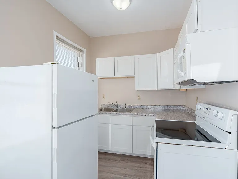 Karlton Apartments — Photo 14