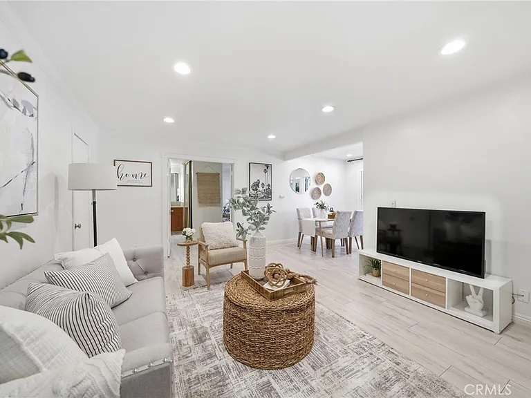 185 Streamwood — Photo 2