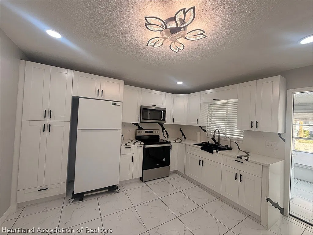 2 bed, 1.0 bath, 800 sqft, $1,300 — Photo 2