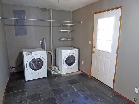 5th image of 609 Aspen St