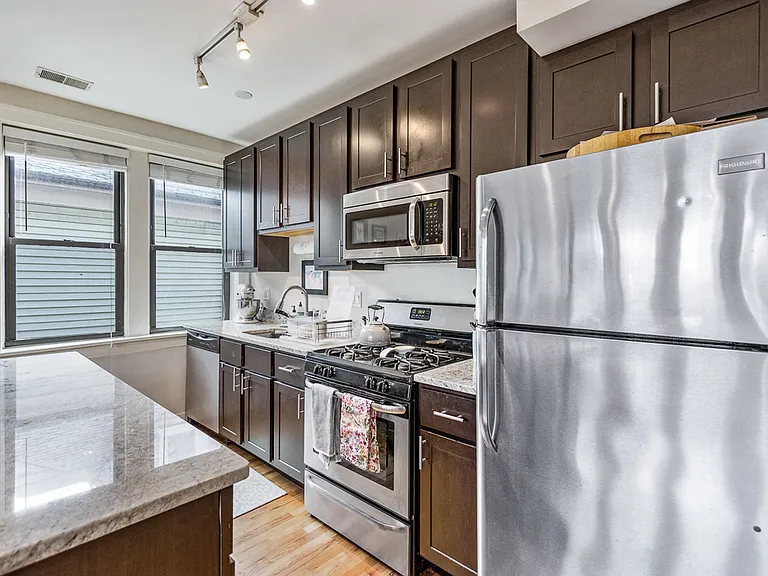 2229 W Wilson Ave — Photo 1