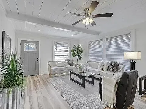 131 E Hull St — Photo 2