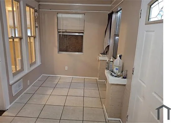3 bed, 1000 sqft, $1,100 — Photo 2