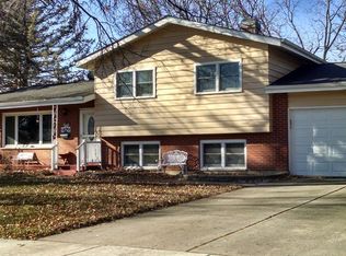 1570 Easy St, Elgin, IL 60123