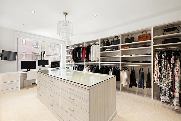 Sold by Sloane Square | media 9