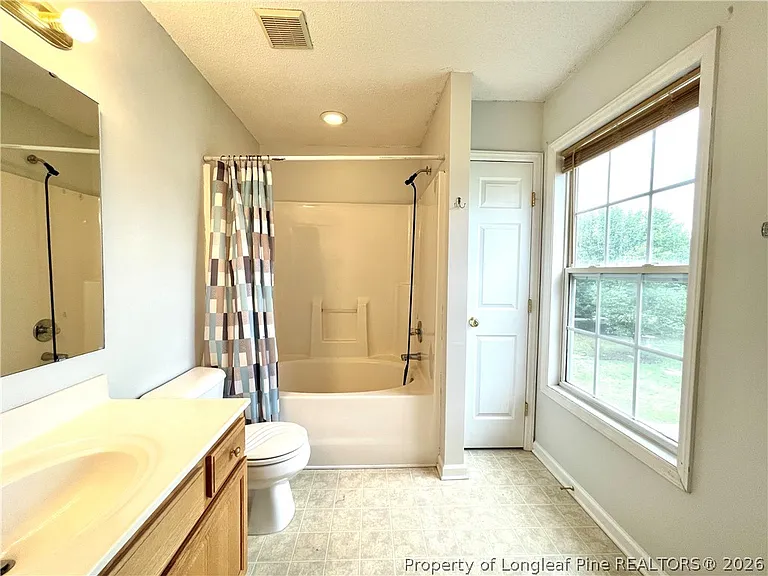 82 Essex Ct W — Photo 11