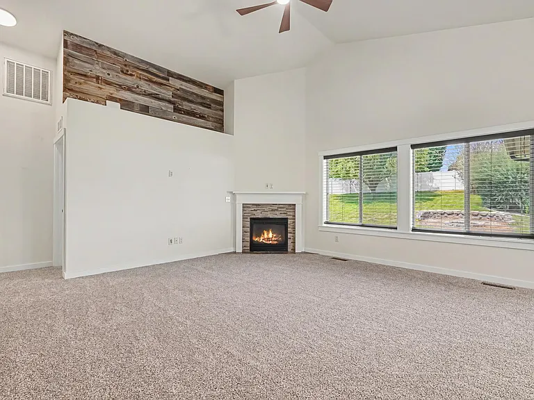 2040 Kelly Dr — Photo 17