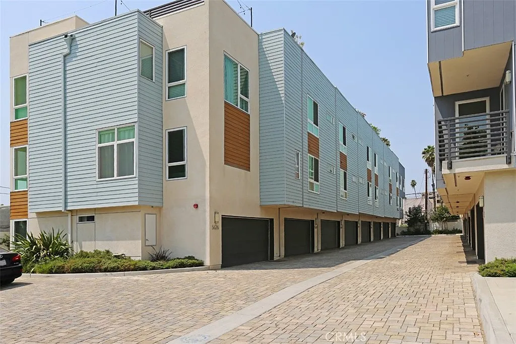 3 bed, 2.5 bath, 1556 sqft, $4,495 — Photo 1
