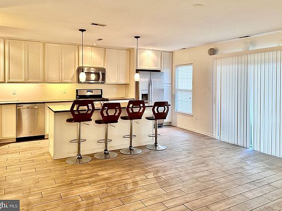 4th image of 2139 E Chestnut Ave APT 39