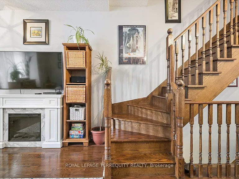 101 The Queensway #Townhouse 2 — Photo 9