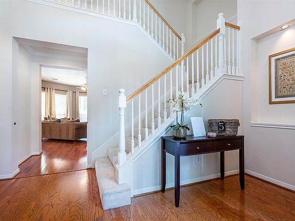Entrance view with an open feel.