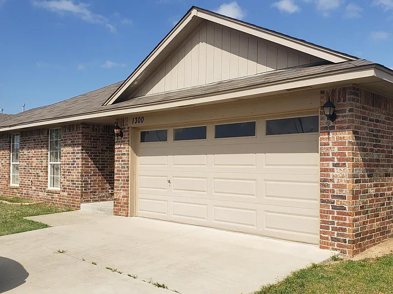 1300 Eagle Dr — Photo 17