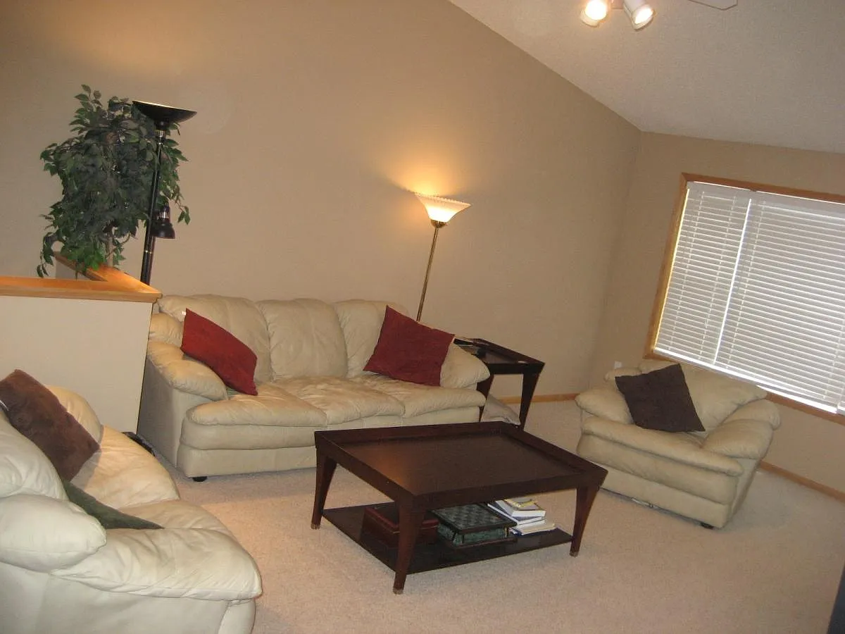 3 bed, 2000 sqft, $2,495 — Photo 2