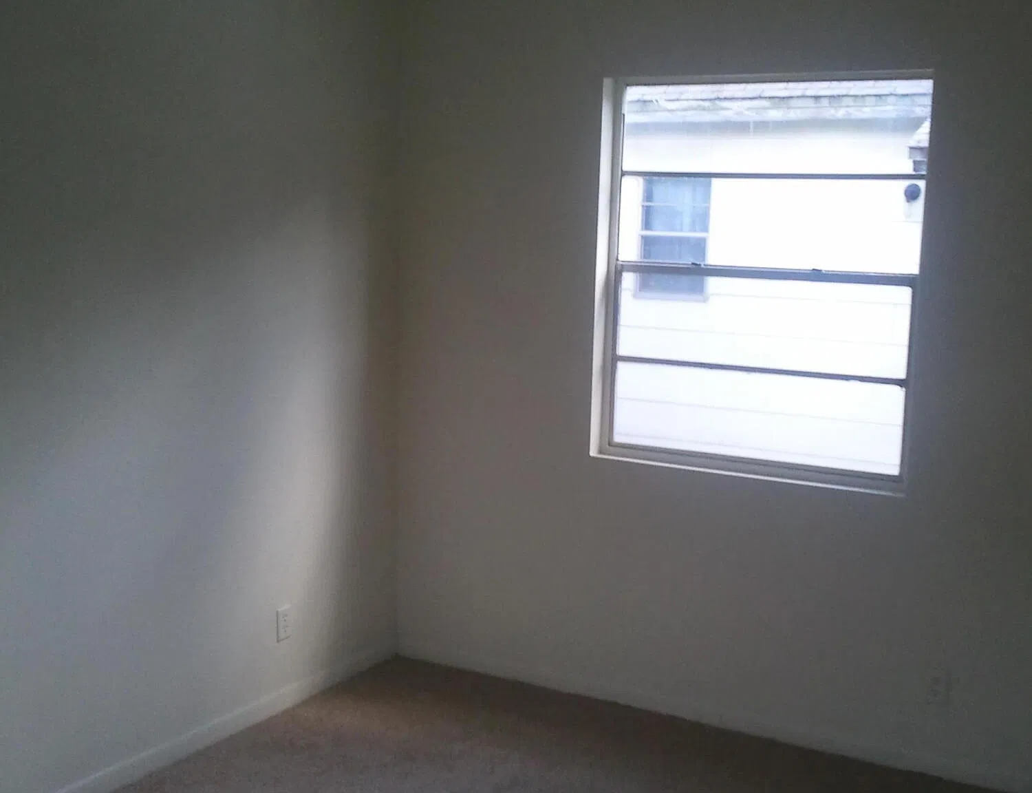 3 bed, 1.0 bath, 868 sqft, $1,200 — Photo 3