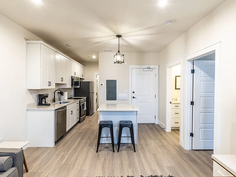 1135 Rose Hill Dr — Photo 8