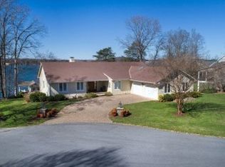 25 Lands End Rd, Penhook, VA 24137