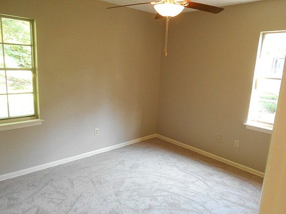 4th image of 224 Greenbriar Dr