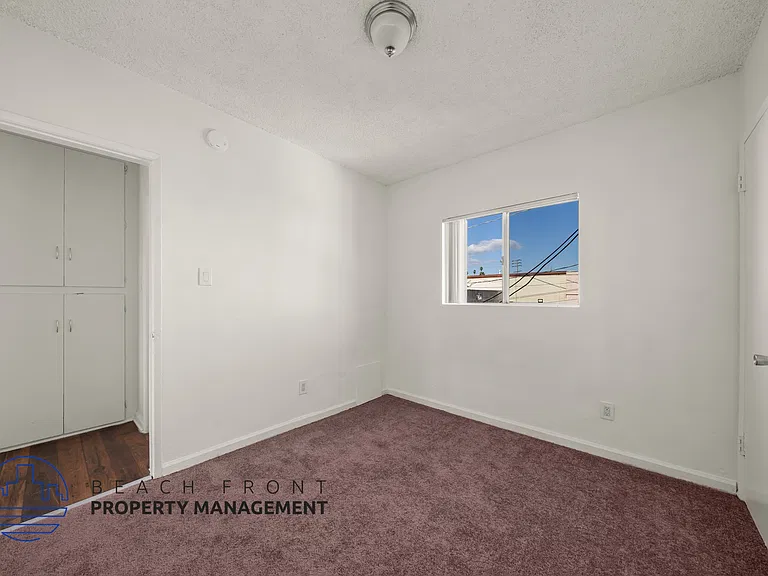 211 W G St — Photo 14