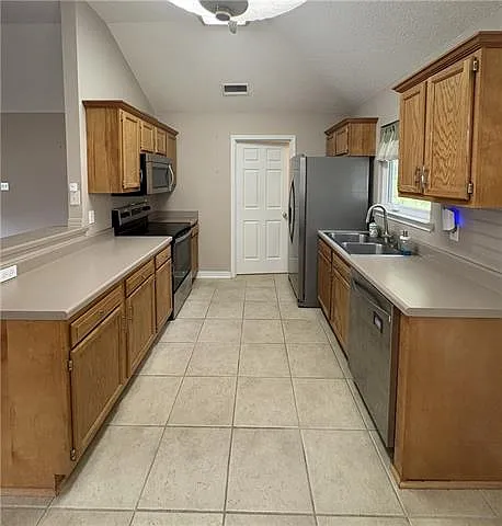 3 bed, 2.0 bath, 1185 sqft, $1,750 — Photo 3