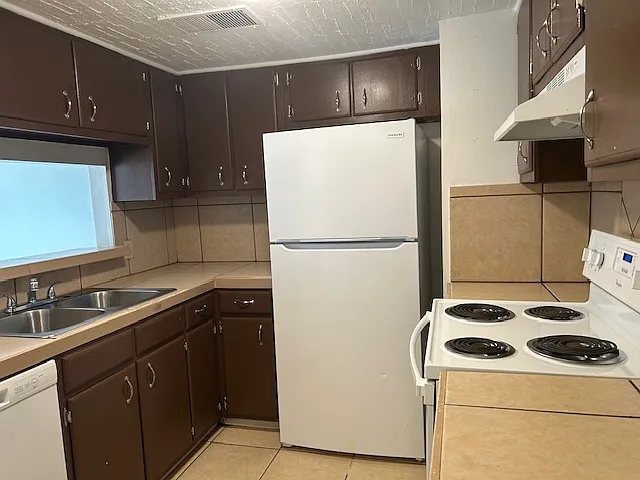 Bowmanor Garden Apartments — Photo 42