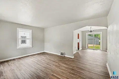 5 bed, 1649 sqft, $2,450 — Photo 2