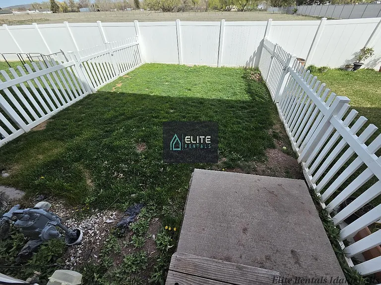 3530 Greenfield Dr — Photo 3