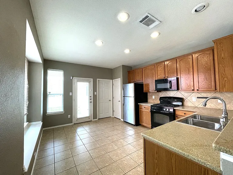 9109 Nathaniel Dr — Photo 24