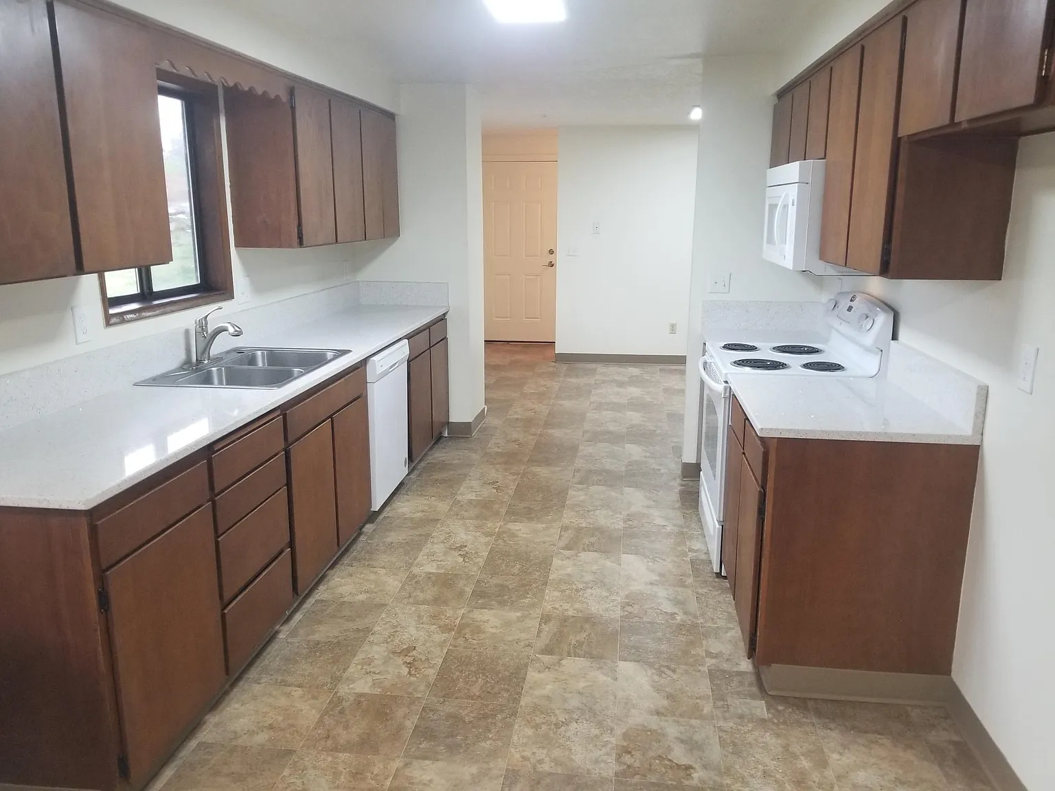 4 bed, 3000 sqft, $3,400 — Photo 2