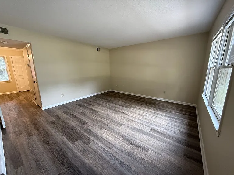 403 Lennon Dr — Photo 2