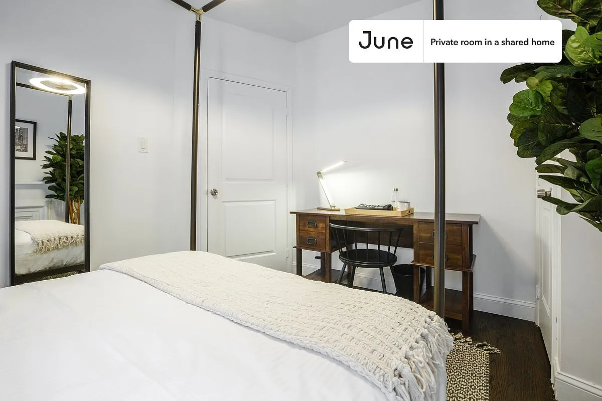 Queen bedroom in 3 bed/1 bath home in Prospect Heights #168 2C — Photo 2