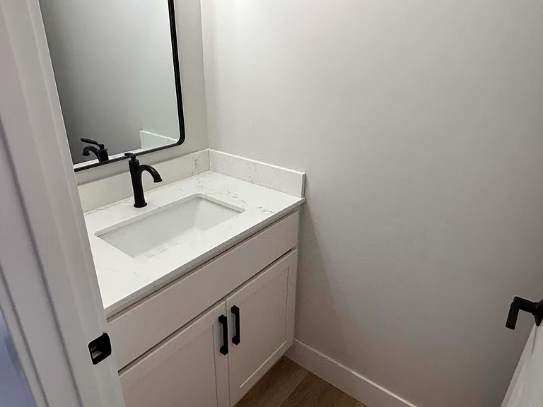 Main floor 1/2 bath