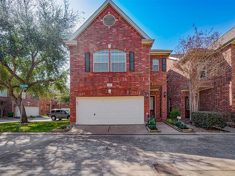 1522 Olive Park — Photo 1