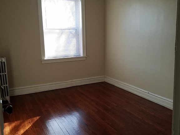 4th image of 3332 N Claremont Ave #2