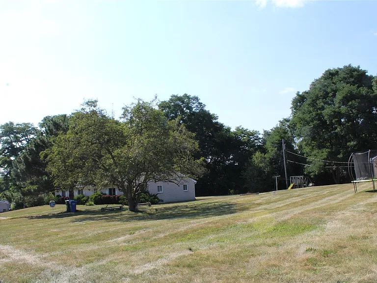 37 Maplecrest Dr — Photo 2