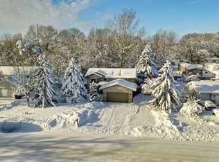 38524 Glacier Dr, North Branch, MN 55056