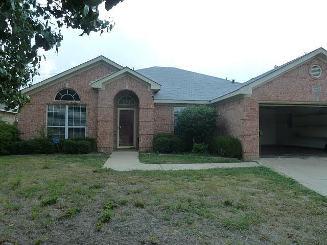QUIET ARLINGTON LOCATIN OFF OF I20 AND LITTLE ROAD.CLEAN AND