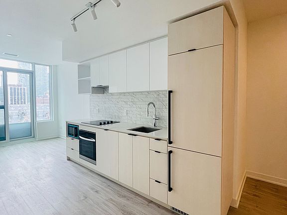 4th image of 252 Church St #811