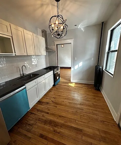 West Franklin Avenue Apartments — Photo 9