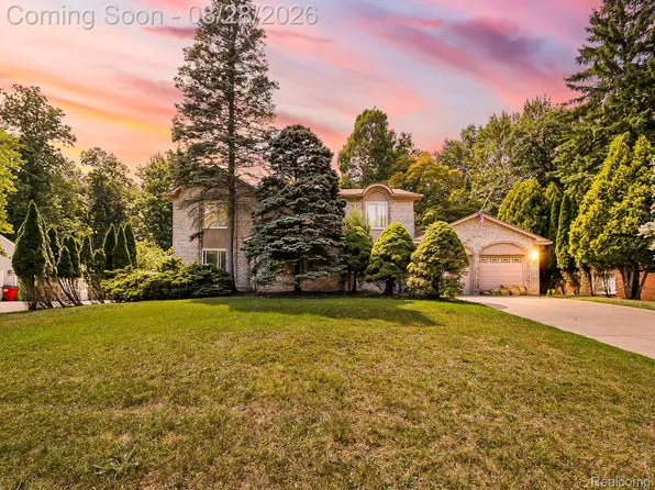 6052 Glen Eagles Dr, West Bloomfield, MI 48323