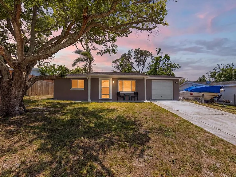 7804 Niagara Dr — Photo 1