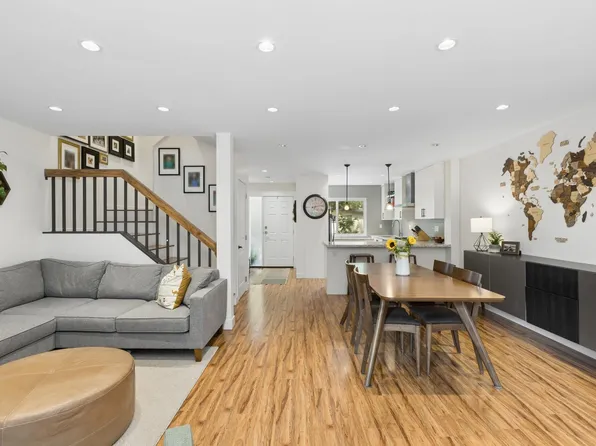 4715 Hoskins Rd, North Vancouver, BC V7K 2R3
