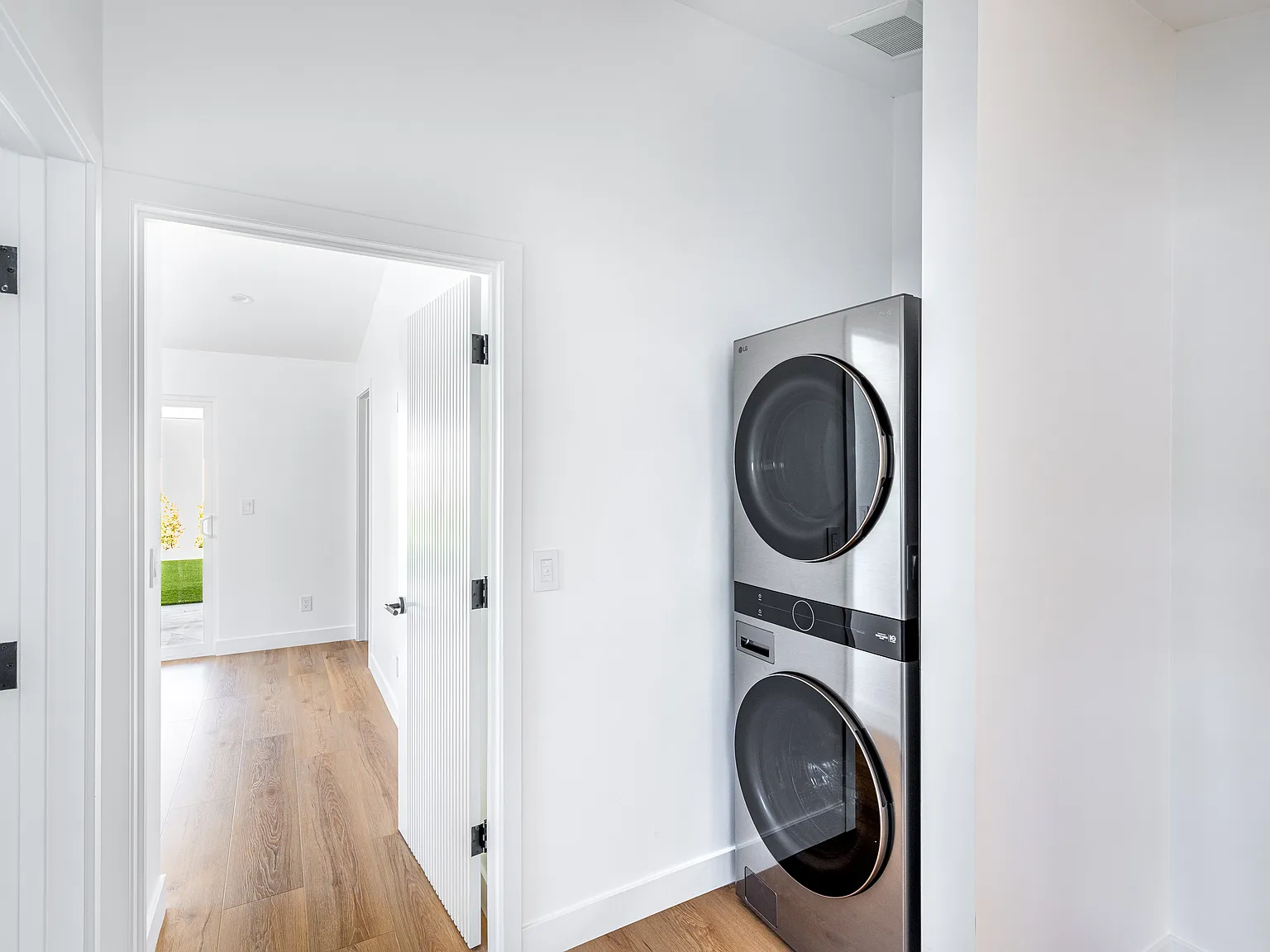 2 bed, 900 sqft, $3,000 — Photo 2