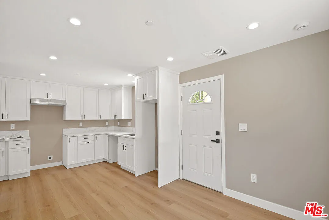 Building Photo - 15428 Camarillo St