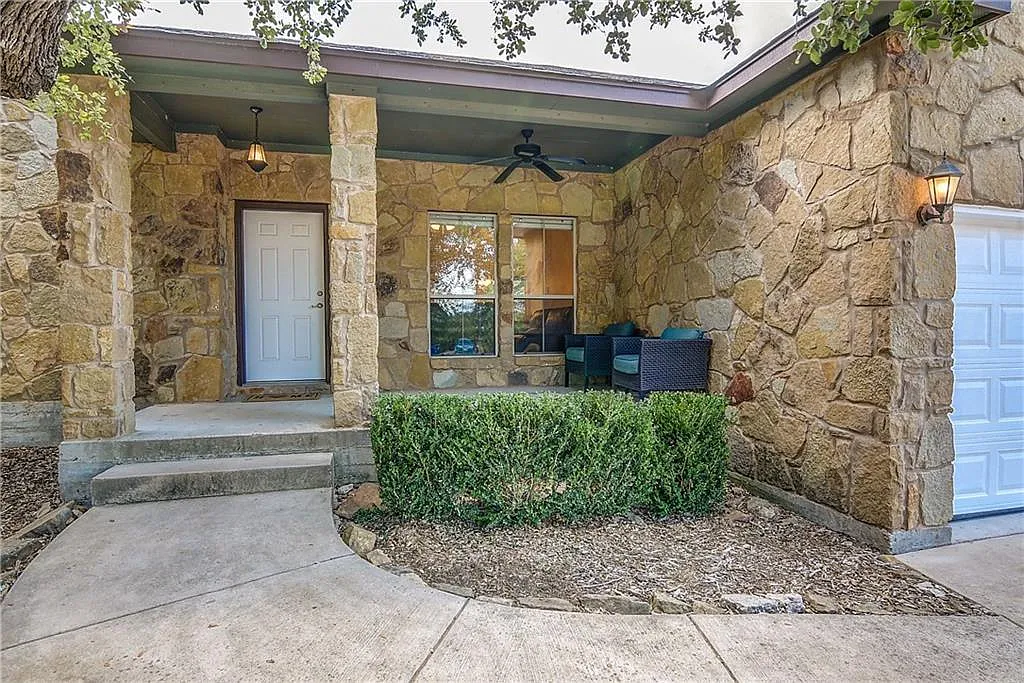 3 bed, 2.0 bath, 1288 sqft, $2,100 — Photo 2