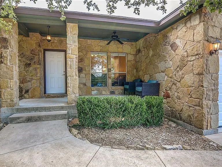 17106 Oak Cliff Cir — Photo 2