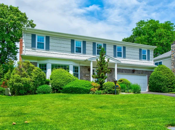 39 Colony Ln, Manhasset, NY 11030