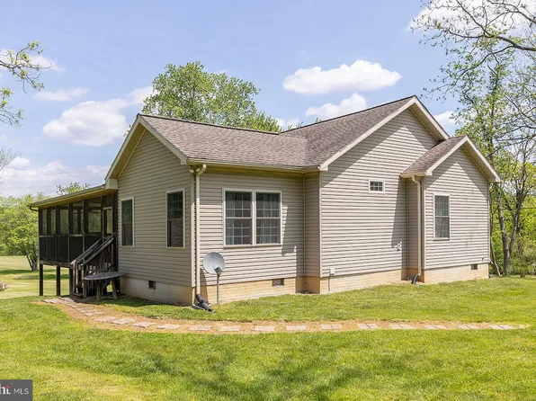 141 Coon Hole Dr, Levels, WV 25431