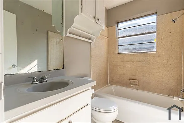 109 SW 15th St — Photo 12
