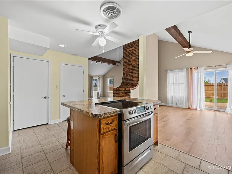 702 N View St — Photo 11