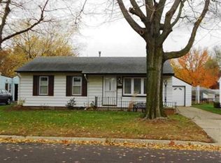 419 Edgewood Dr, Pekin, IL 61554